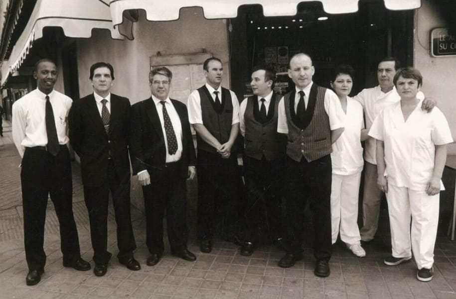 Macario con su equipo en 2007 en el restaurante